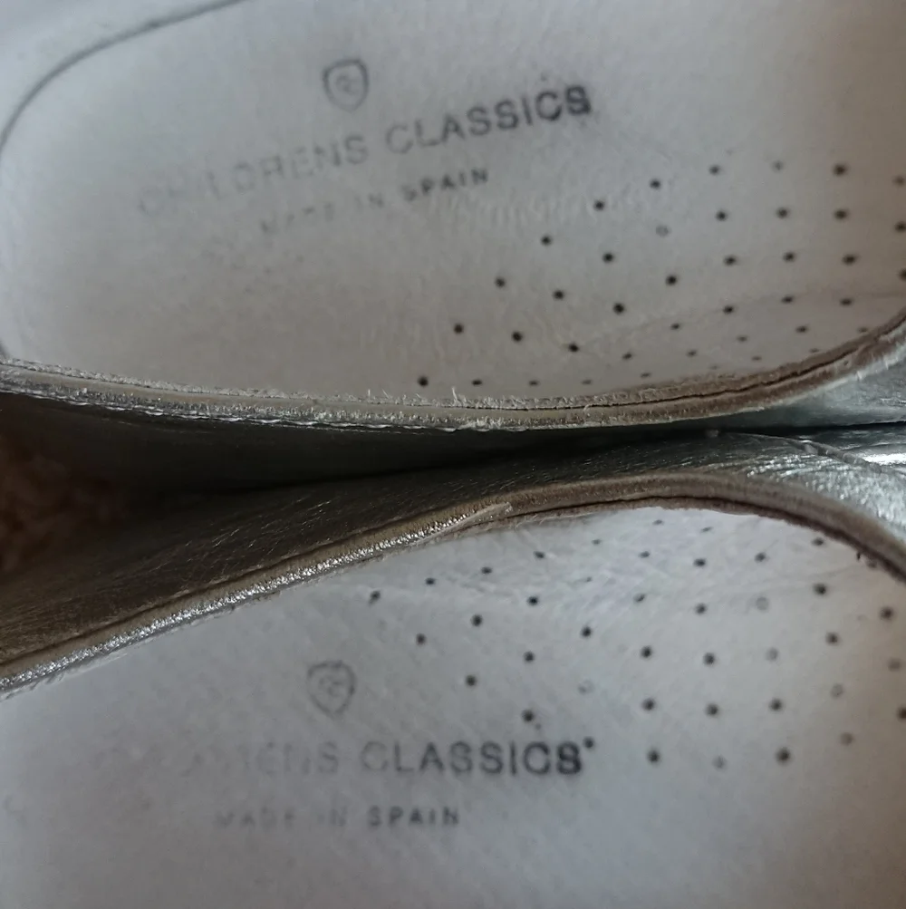 Children's Classics Silver Leather Mary Jane Shoes size 10